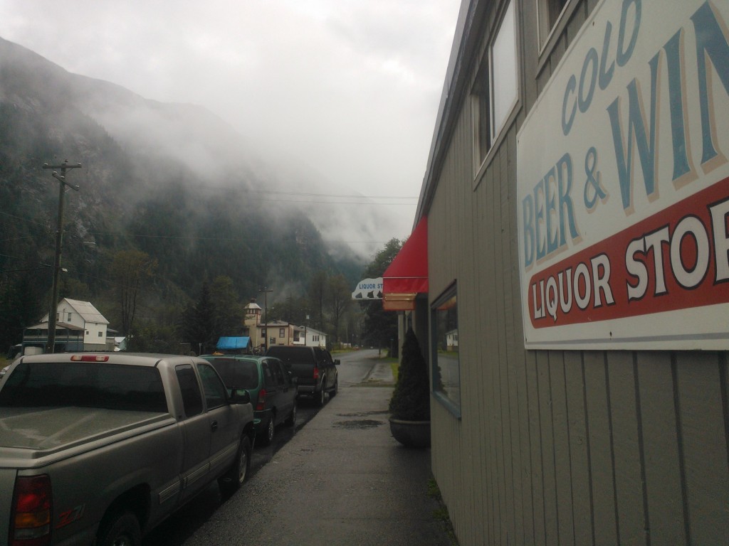 This place is surreal.  Mountains, Glaciers, Fjords, RIvers, Bears.... and a nice little town built on mining, tourism, and shipping apparently.  The port never freezes over.