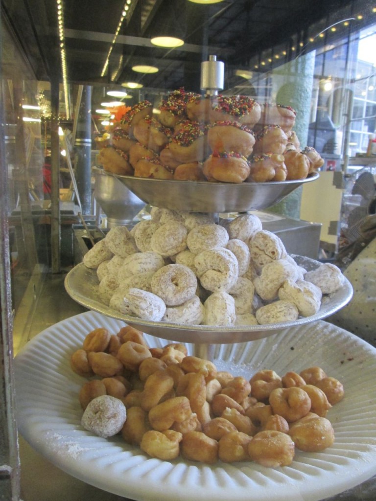 These babies are FRESH (at least the plain ones), we watched them roll out of the "doughnut cooker 2000" robot and onto this platter.