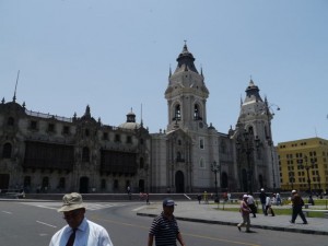 La Catedral de Lima  See the guy with the hat?  That's Pablo our driver. 